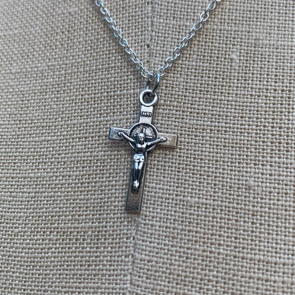 NWT Sterling Silver Plated Chain & Crucifix Alloy Metal Charm Necklace - Picture 5 of 14